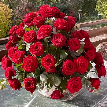 Magnifique composition 80 roses rouges dans panier